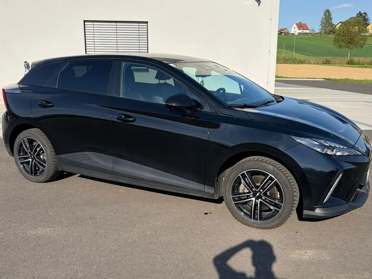 MG MG4 MG4 EV 64 kWh Luxury Luxury Schwarz - 1