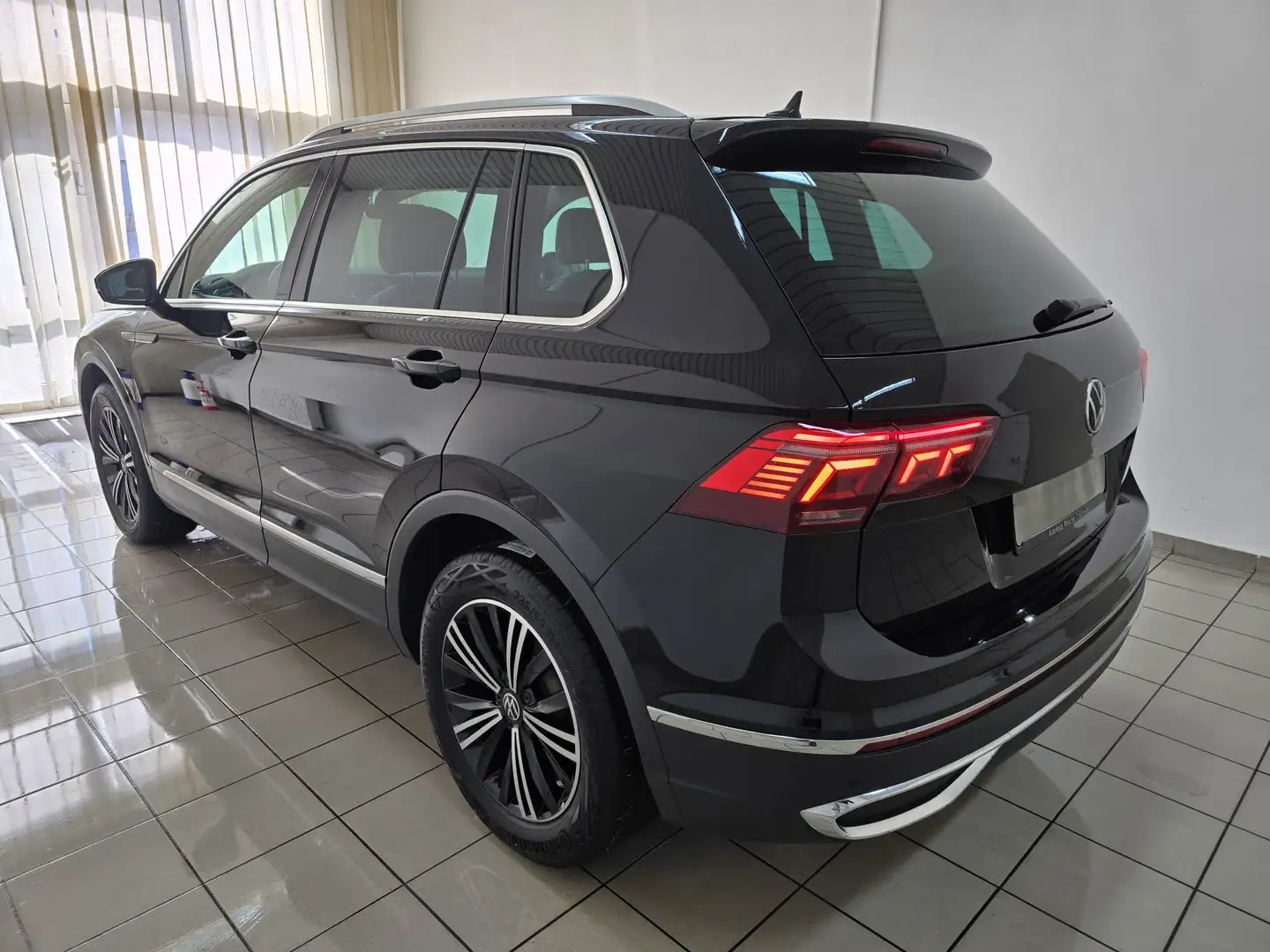 Volkswagen Tiguan 2.0 TDI Elegance 4M Matrix Standheizung Virtual Schwarz - 2