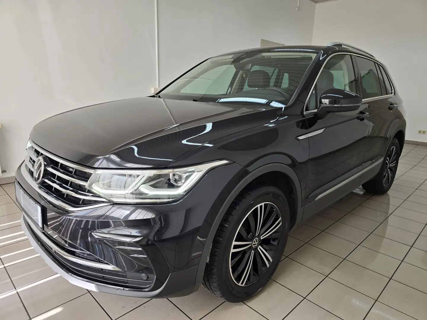 Volkswagen Tiguan 2.0 TDI Elegance 4M Matrix Standheizung Virtual Schwarz - 1