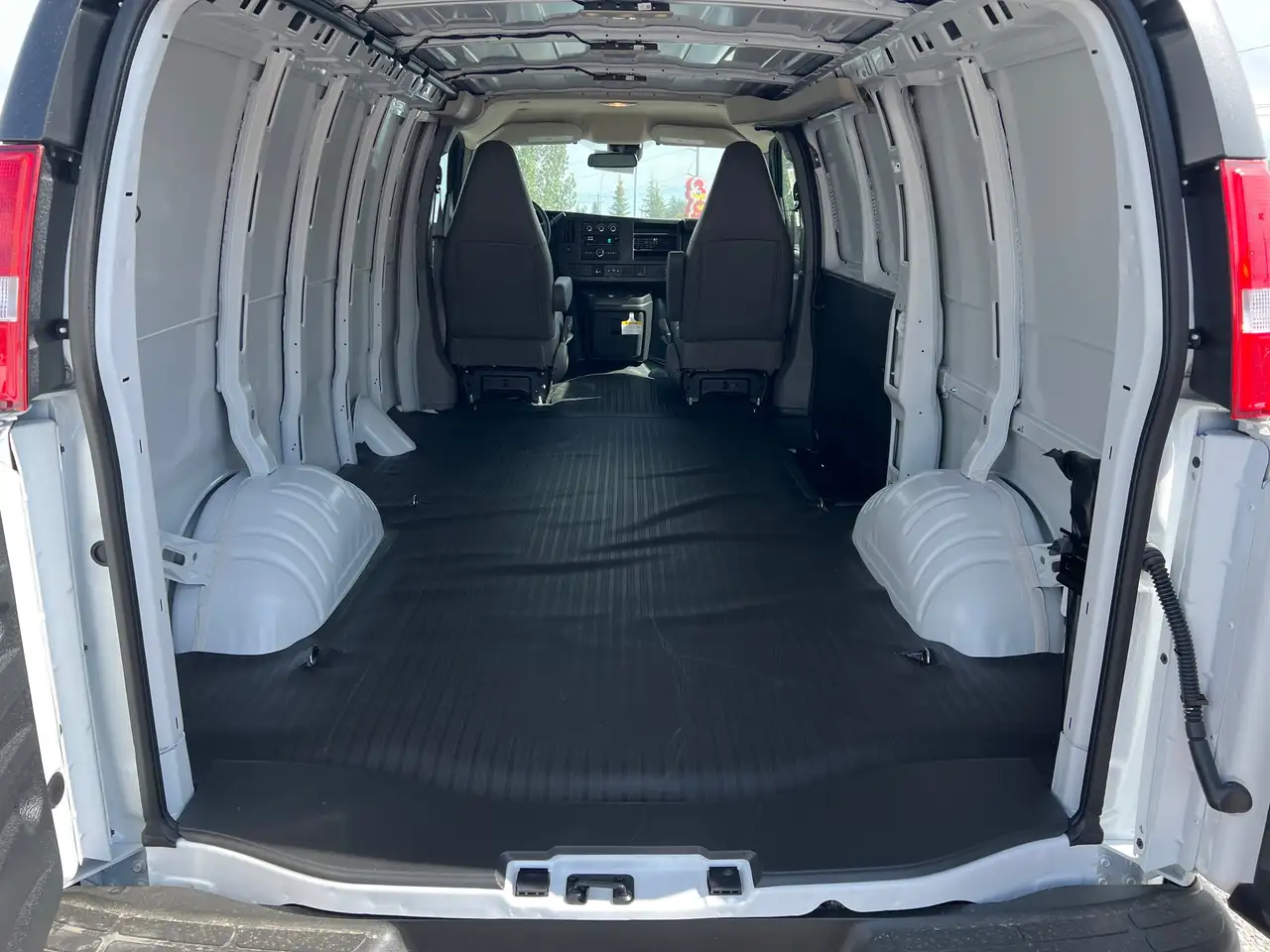 GMC Savana снимка GMC Savana