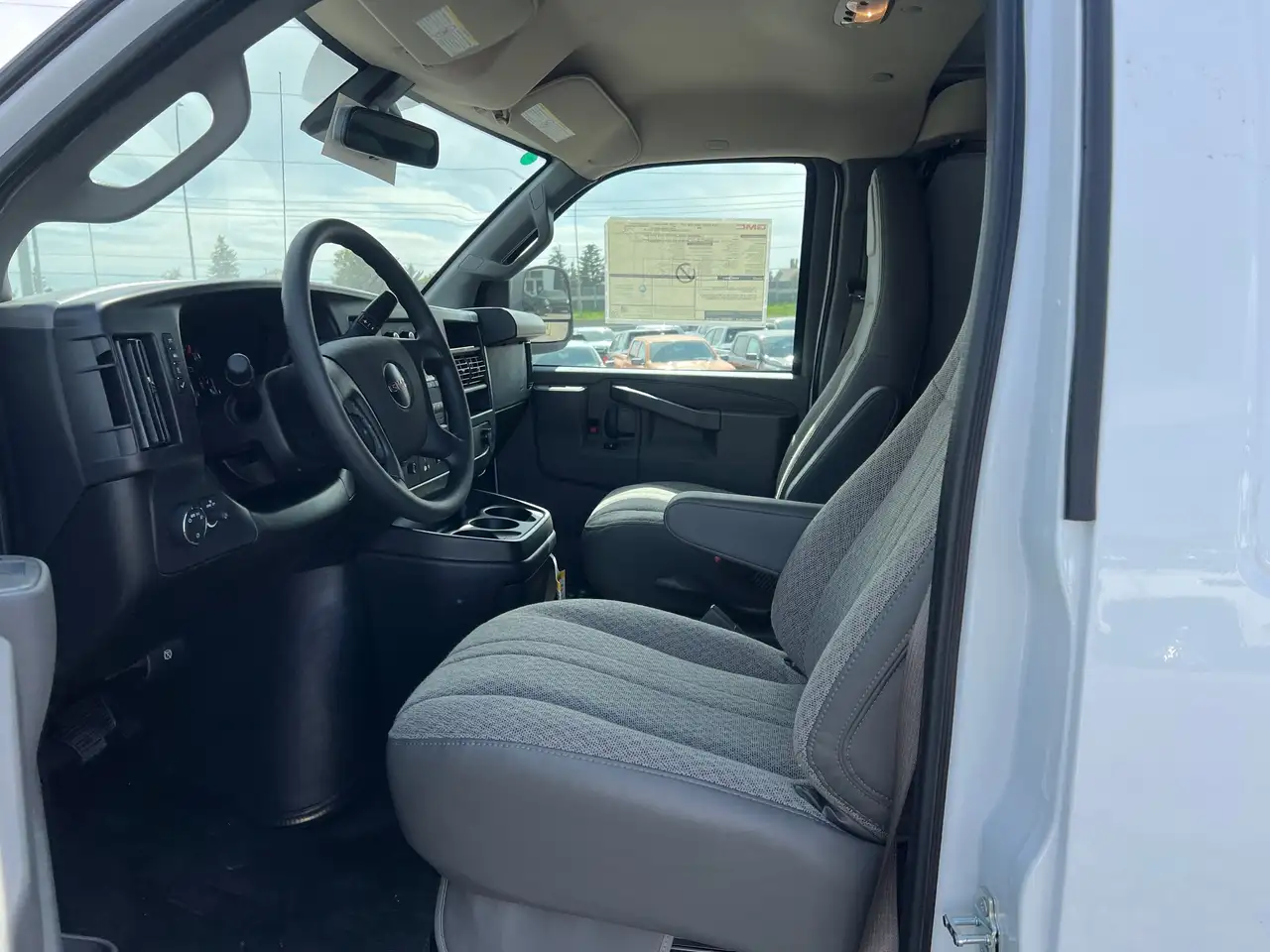 GMC Savana снимка GMC Savana