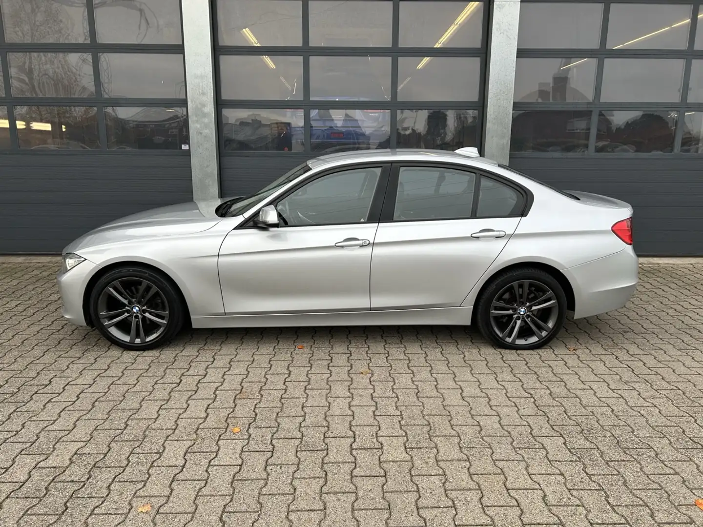 BMW 320 3-Serie (e90) 320i 184pk Automaat High Executive Gris - 2