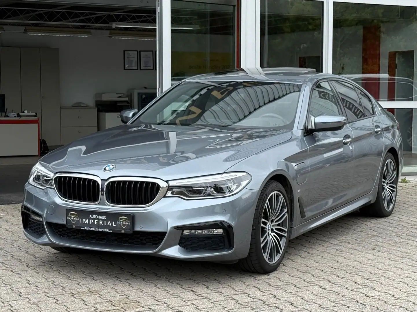 BMW 530 e M SPORT LEDER+HUD+GSD+360+NPROF+ALED+H&K+19 Grau - 1