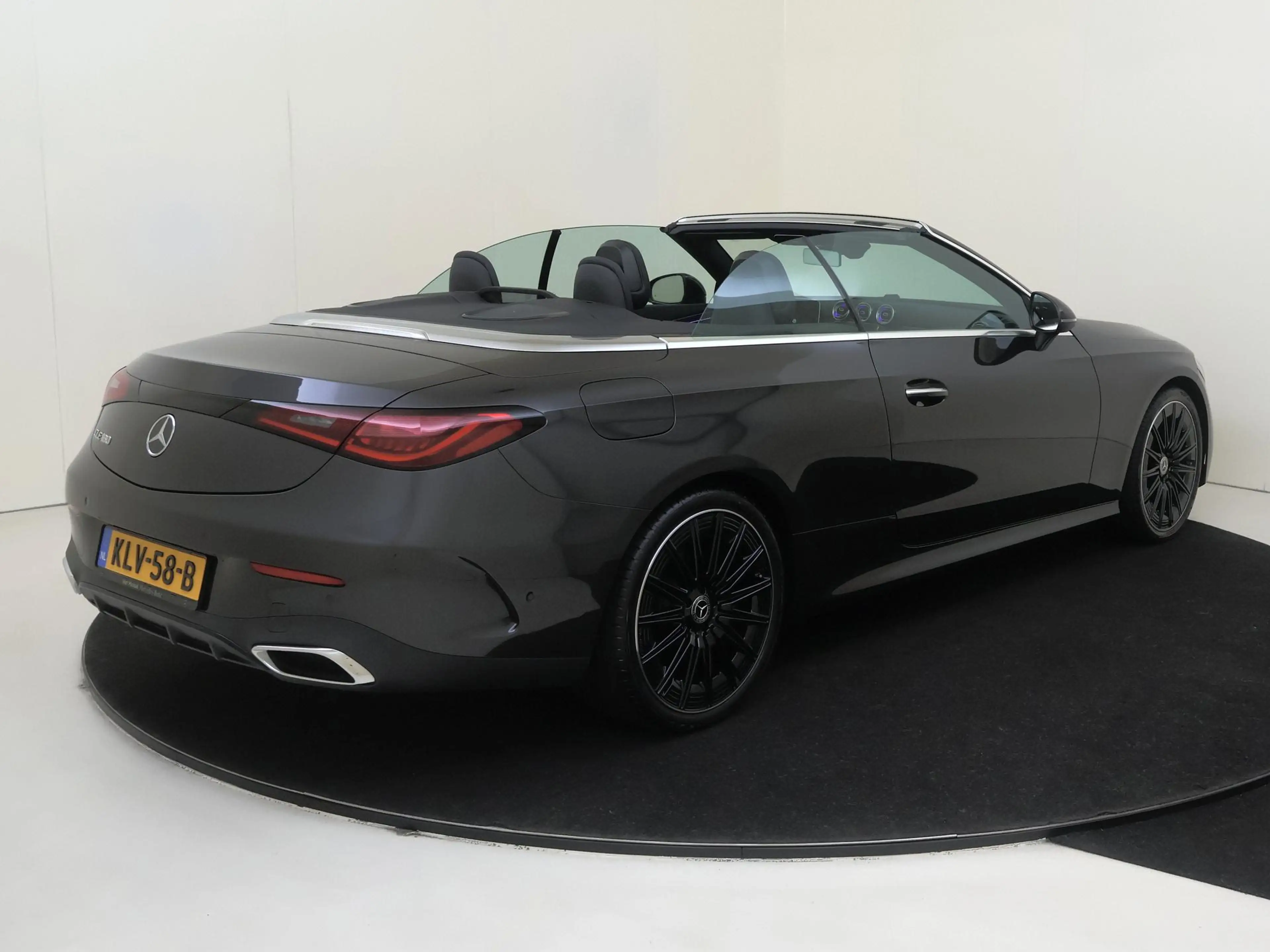 Mercedes-Benz CLE 180 Cabriolet AMG Line / 20 inch/ Memory/ Sfeerverlich — photo 4