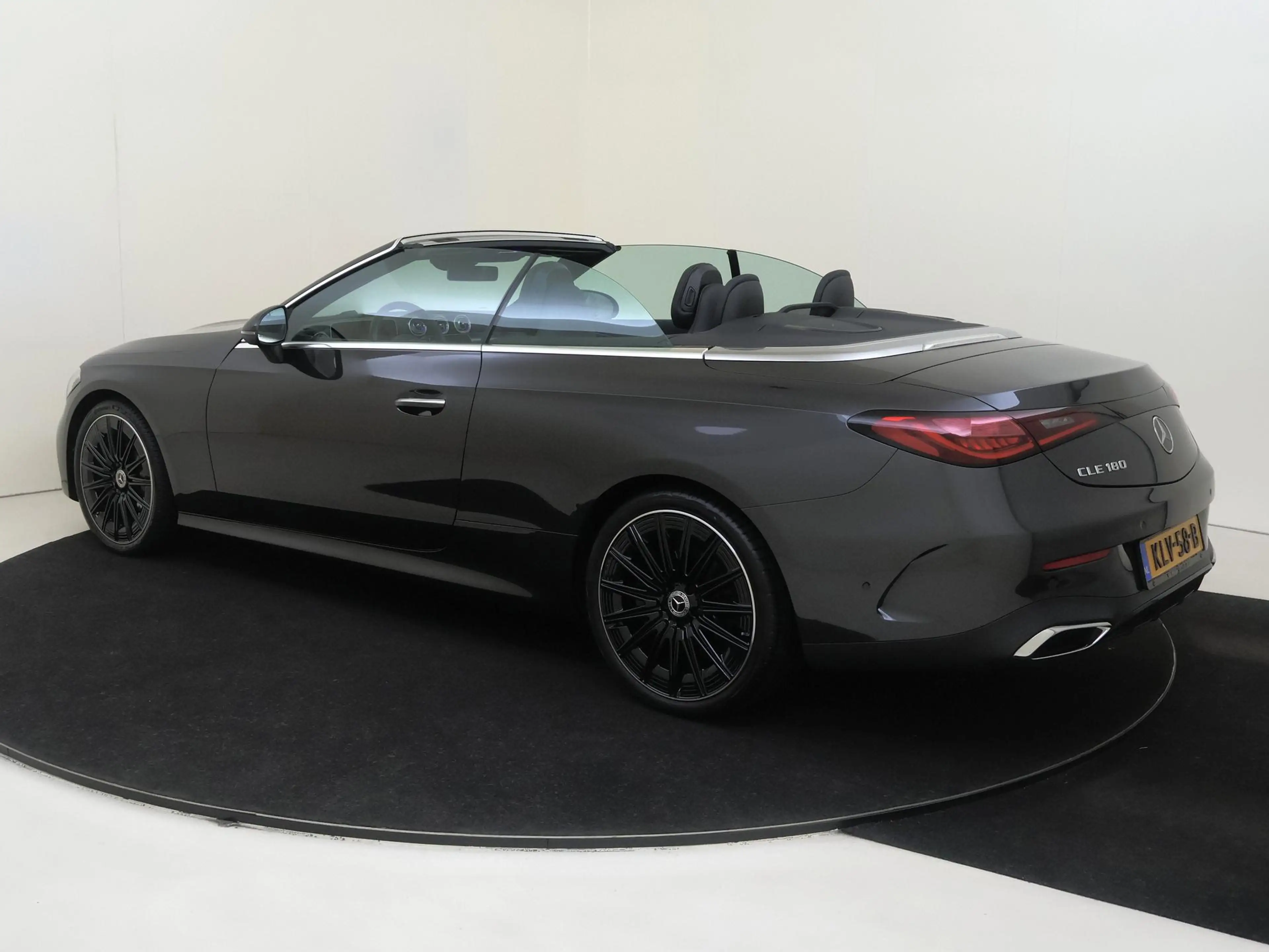 Mercedes-Benz CLE 180 Cabriolet AMG Line / 20 inch/ Memory/ Sfeerverlich — photo 3