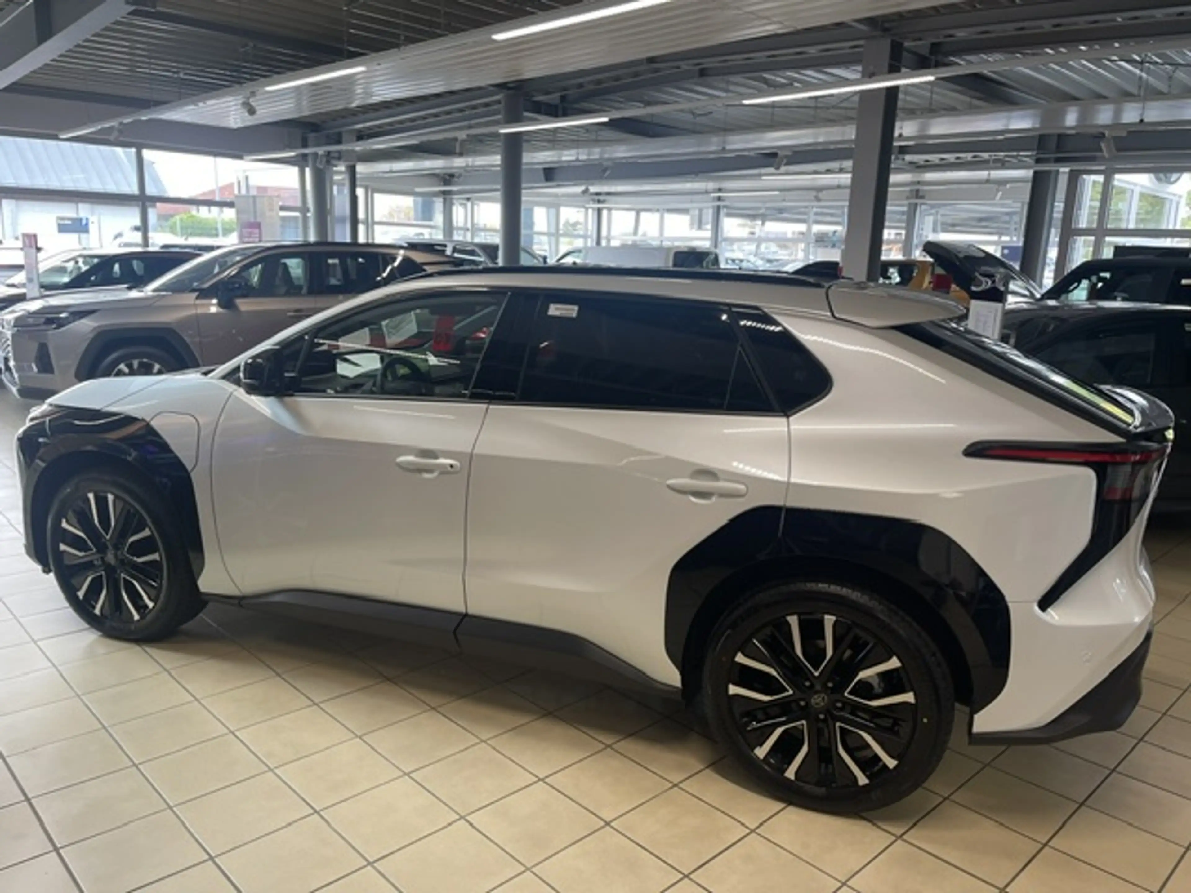Toyota bZ4X bZ4X AWD Lounge — photo 3