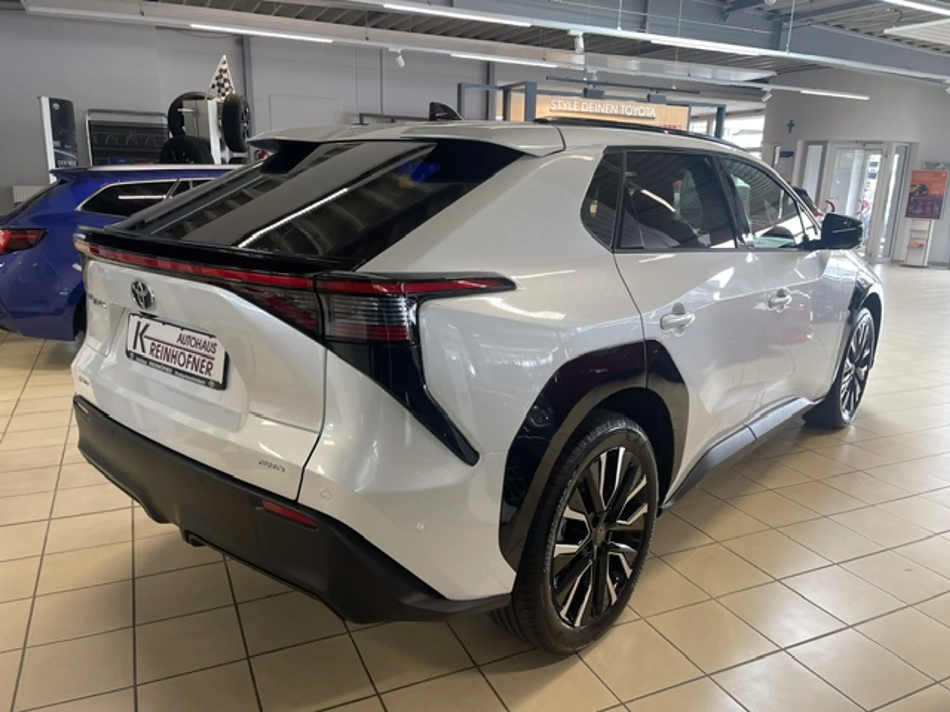 Toyota bZ4X bZ4X AWD Lounge — photo 4