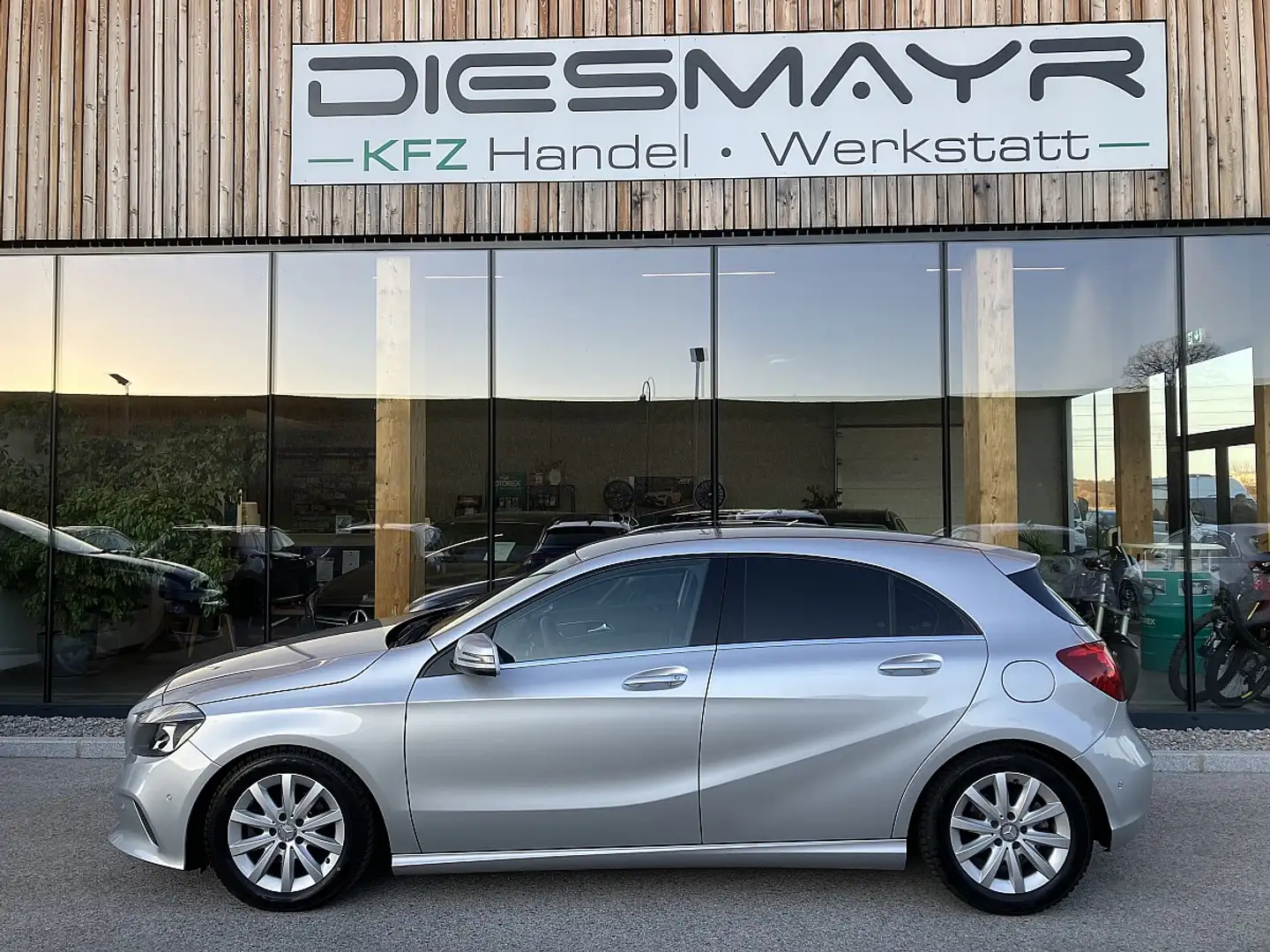 Mercedes-Benz A 180 d Aut. Tempomat Klimaautomatik Sportsitze Teill... Grau - 2