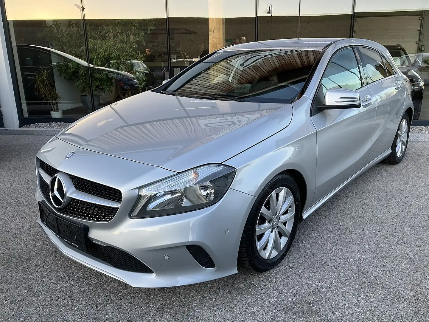Mercedes-Benz A 180 d Aut. Tempomat Klimaautomatik Sportsitze Teill... Grau - 1
