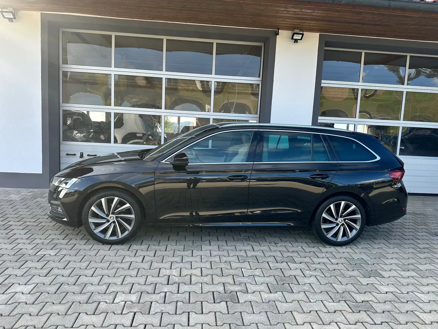 Skoda Octavia Style 2,0 TDI DSG *LED*AHV*RFK*DIGITAL*STANDHZ*NAVI*ACC* Schwarz - 2
