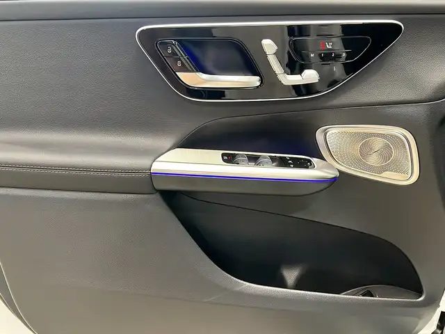Mercedes-Benz 220 view 13