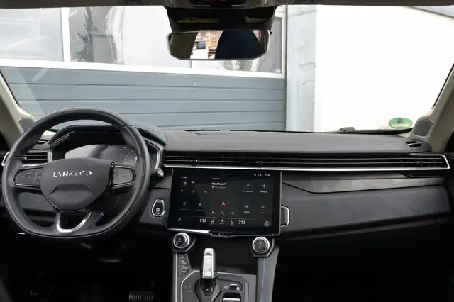 Lynk & Co 01 view 9