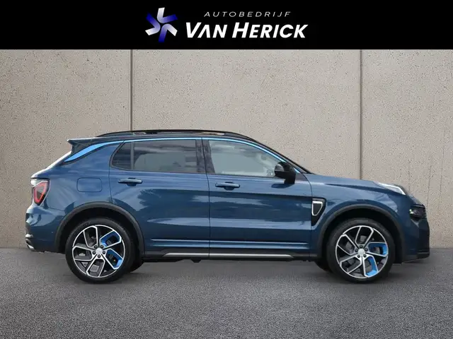 Lynk & Co 01 view 3