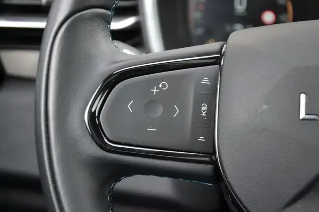 Lynk & Co 01 view 22