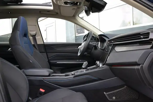 Lynk & Co 01 view 10