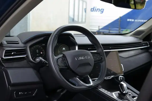 Lynk & Co 01 view 7