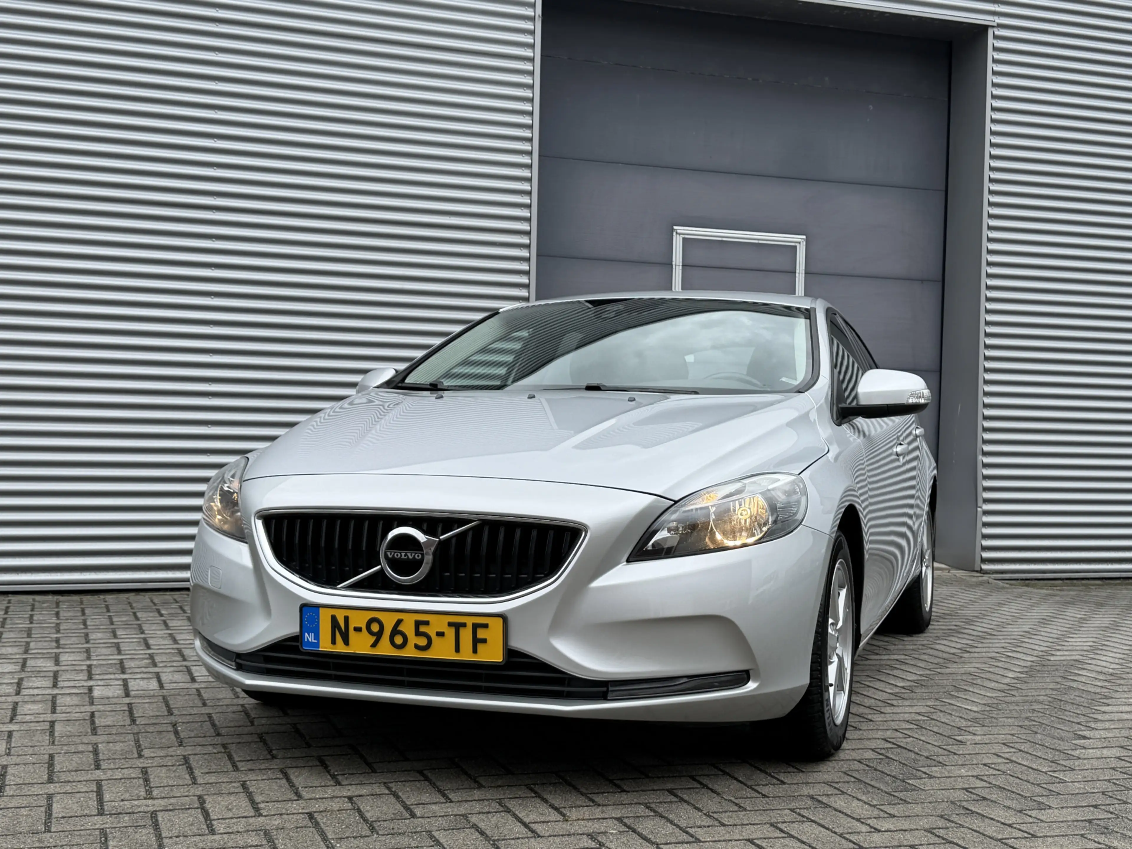 Volvo V40 2.0 T2 Kinetic — photo 2