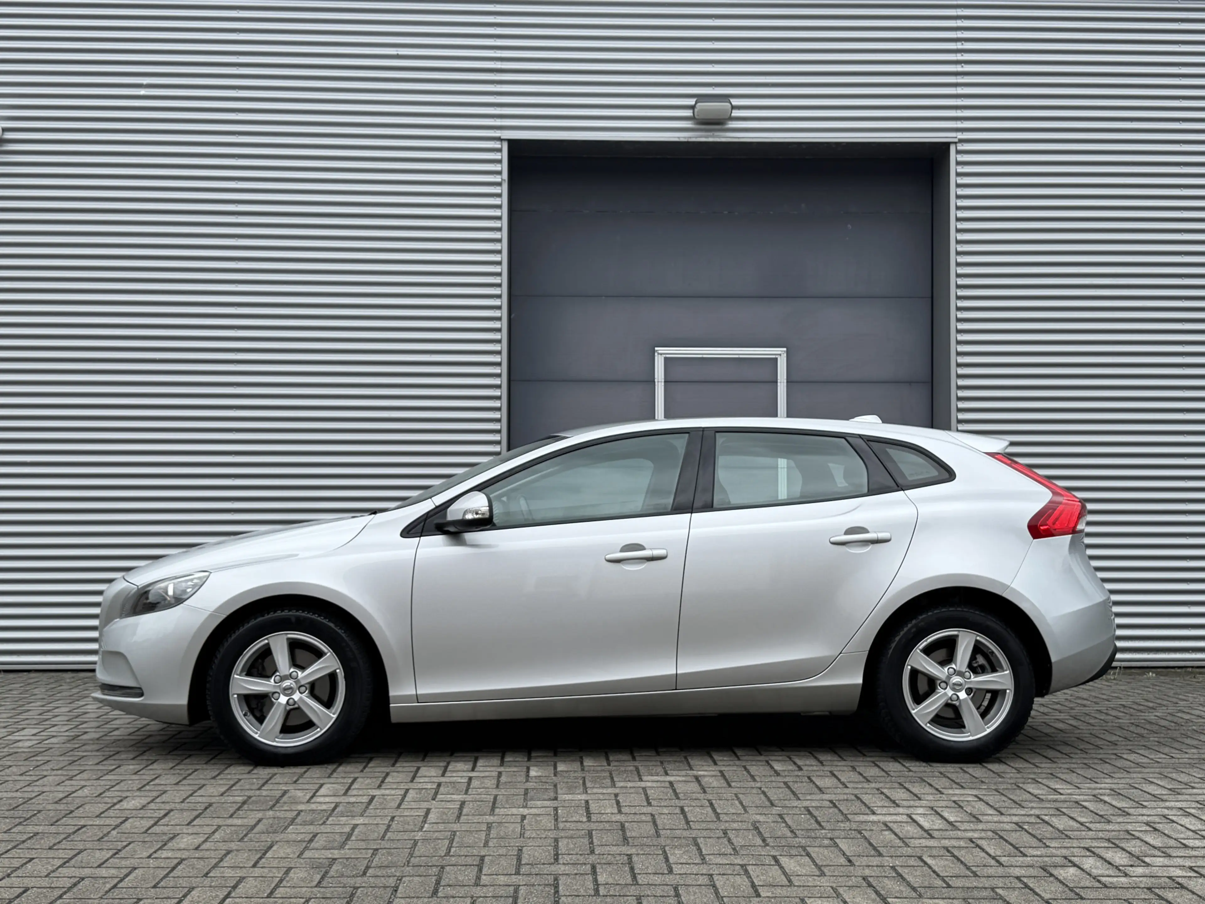 Volvo V40 2.0 T2 Kinetic — photo 3