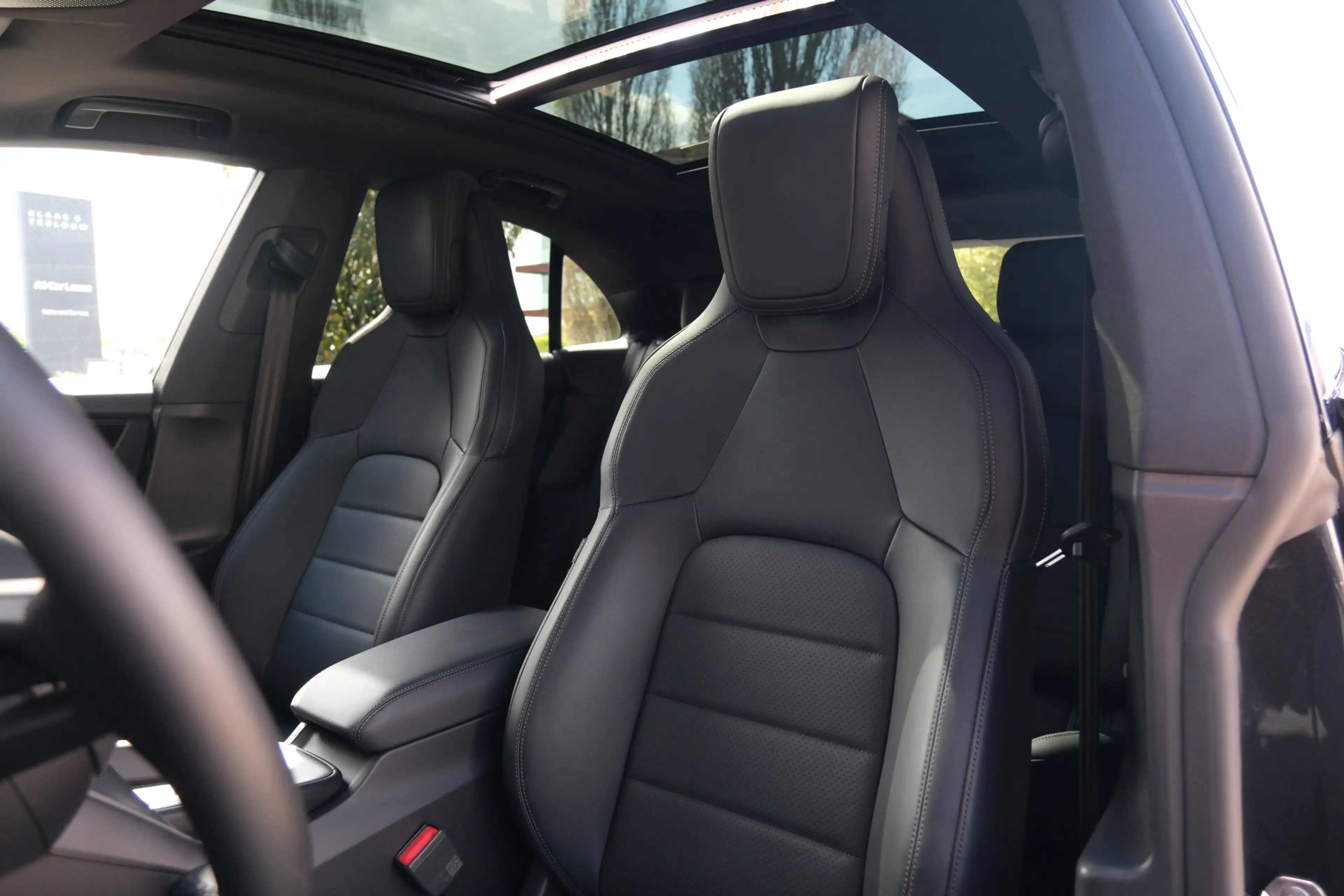 Porsche Macan 4 | Luchtvering | Bose | Schuifkanteldak |  Trekha — photo 4