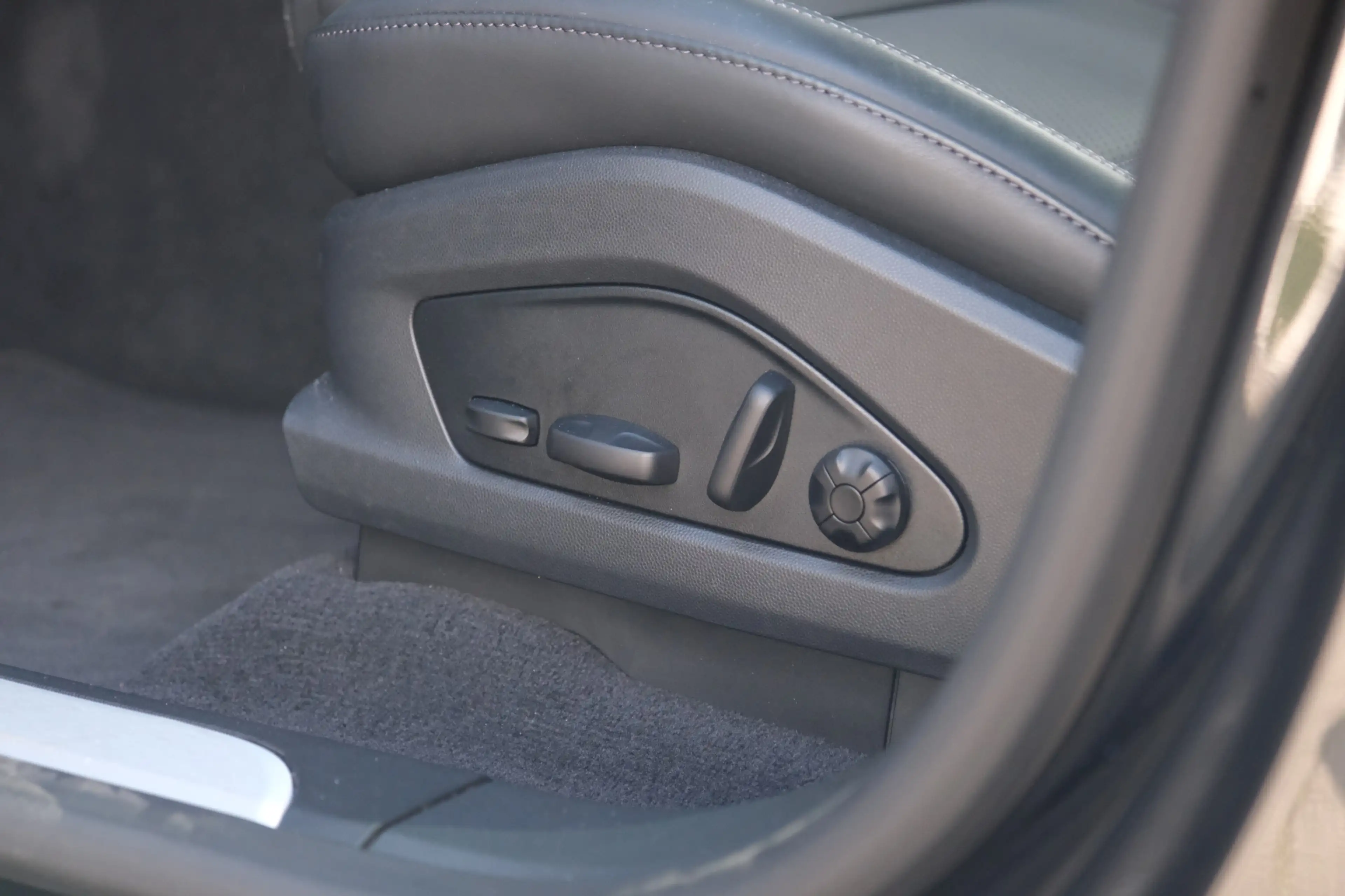Porsche Macan 4 | Luchtvering | Bose | Schuifkanteldak |  Trekha — photo 6