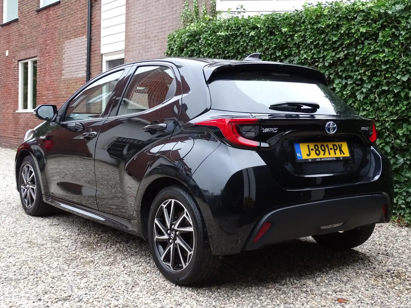 Toyota Yaris 1.5 Hybrid First Edition Zwart - 2