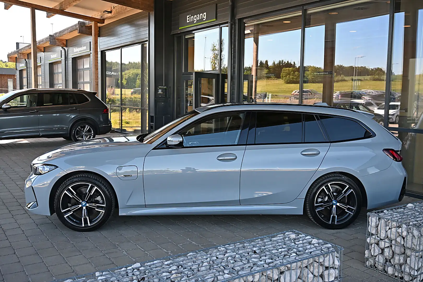 BMW 330 e PHEV xDrive Touring Aut. M Sport AHK elektr.,... Grau - 2