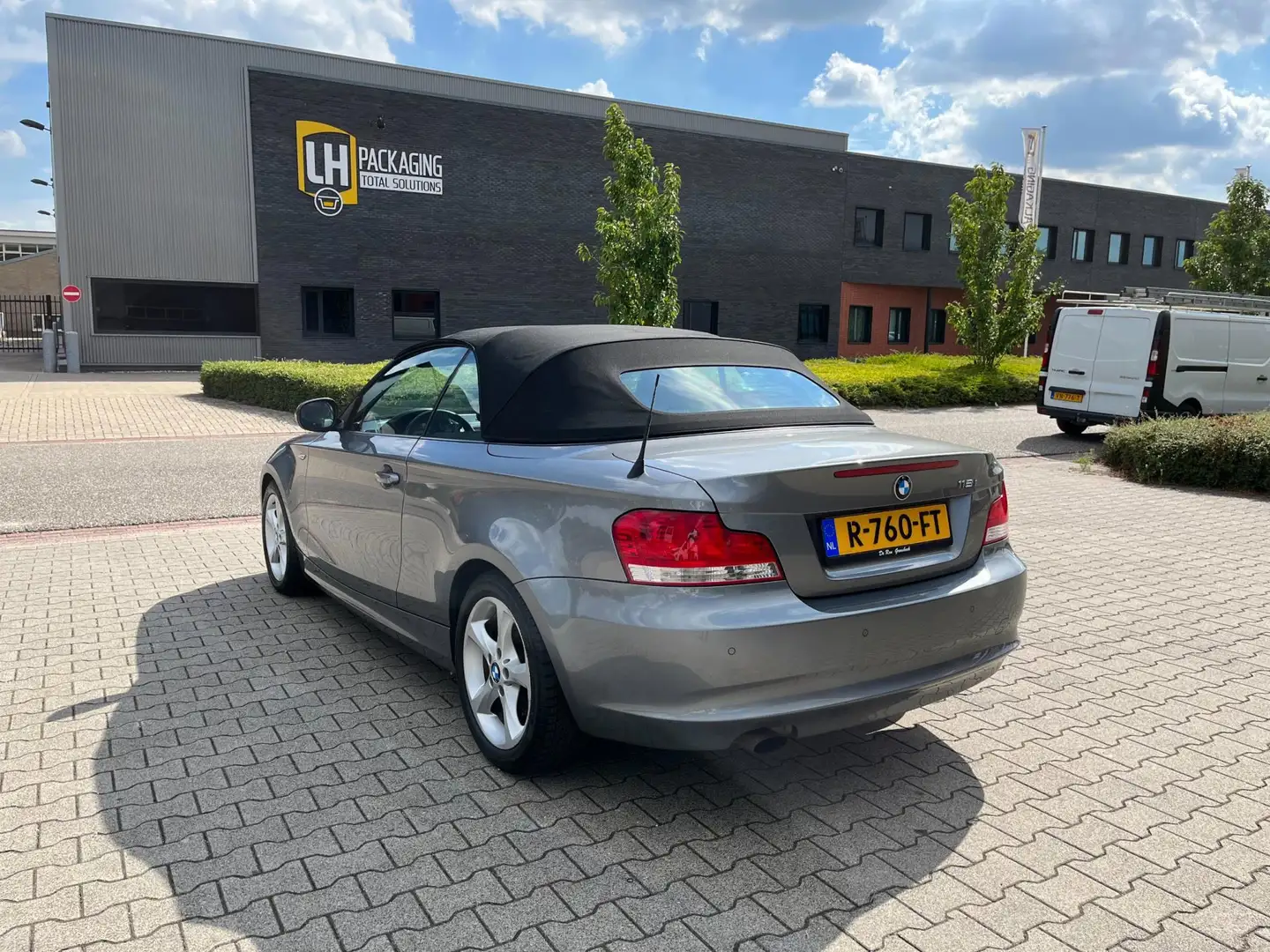 BMW 118 1-serie Cabrio 118i High Executive Grijs - 2