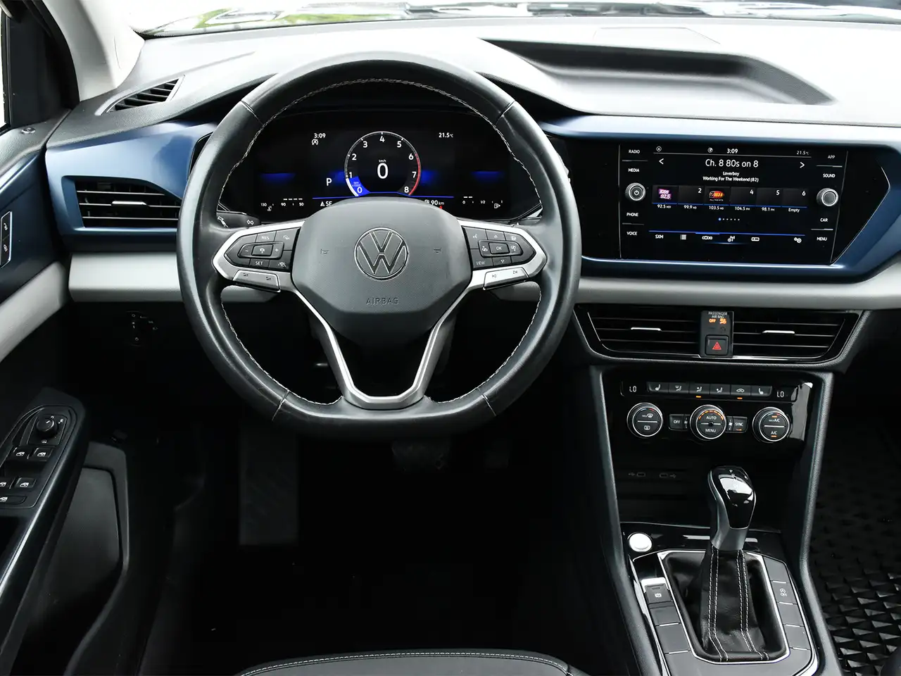 Volkswagen Taos photo Volkswagen Taos