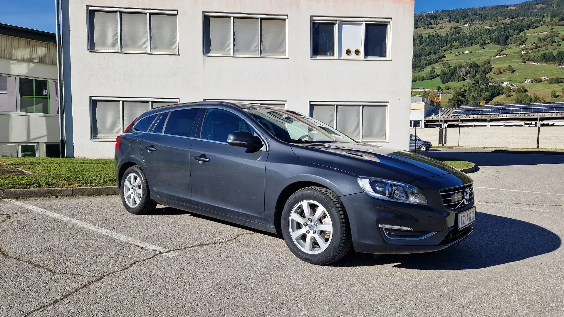 Volvo V60 D3 Momentum | Standheizung neu | 5 Zylinder Grau - 2