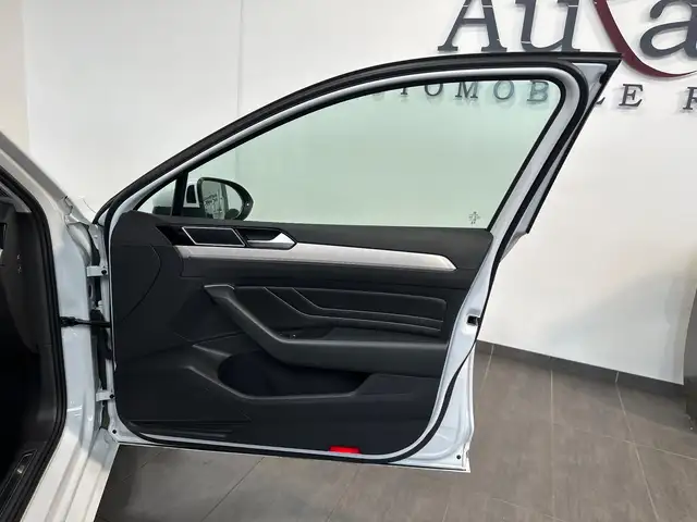 Volkswagen Passat view 7