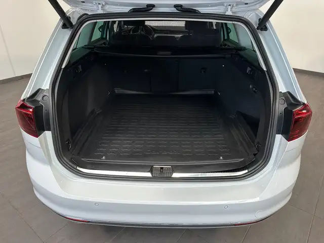Volkswagen Passat view 8