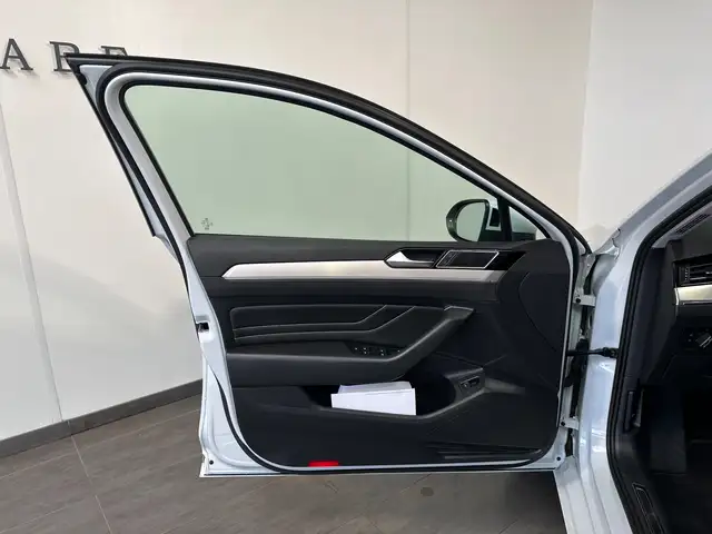 Volkswagen Passat view 6
