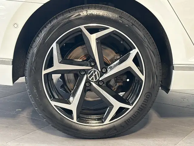Volkswagen Passat view 3