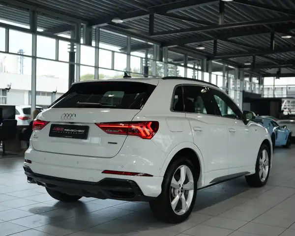 Audi Q3 view 8