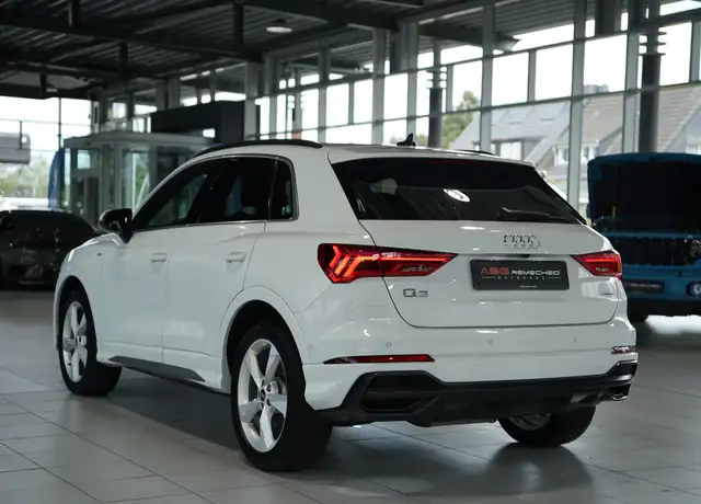 Audi Q3 view 10
