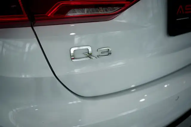 Audi Q3 view 14