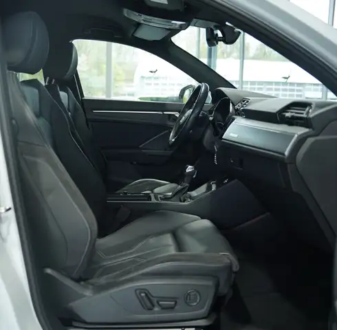 Audi Q3 view 15