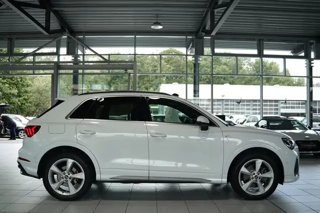 Audi Q3 view 7
