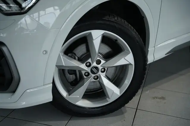 Audi Q3 view 3