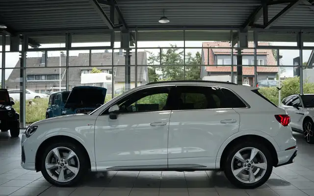 Audi Q3 view 11