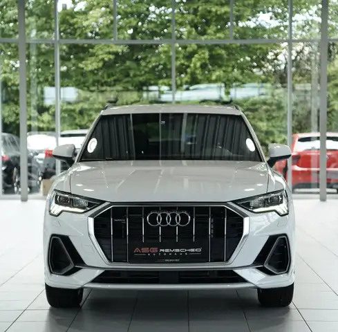 Audi Q3 view 4
