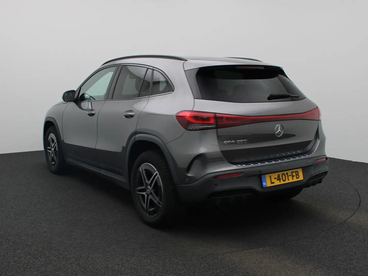 Mercedes-Benz EQA 250 Business Solution AMG 67 kWh | Achteruitrijcamera Grijs - 2