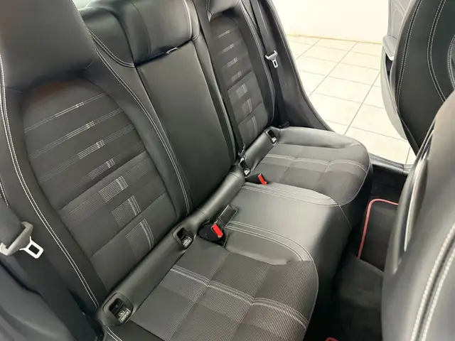 Mercedes-Benz 220 view 14