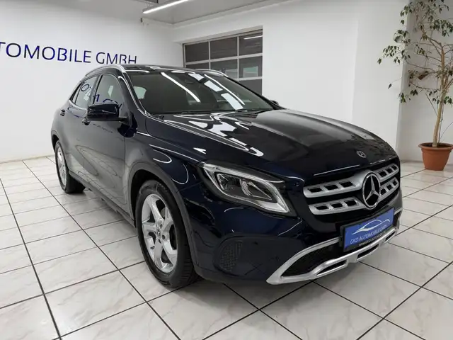 Mercedes-Benz 220 view 4