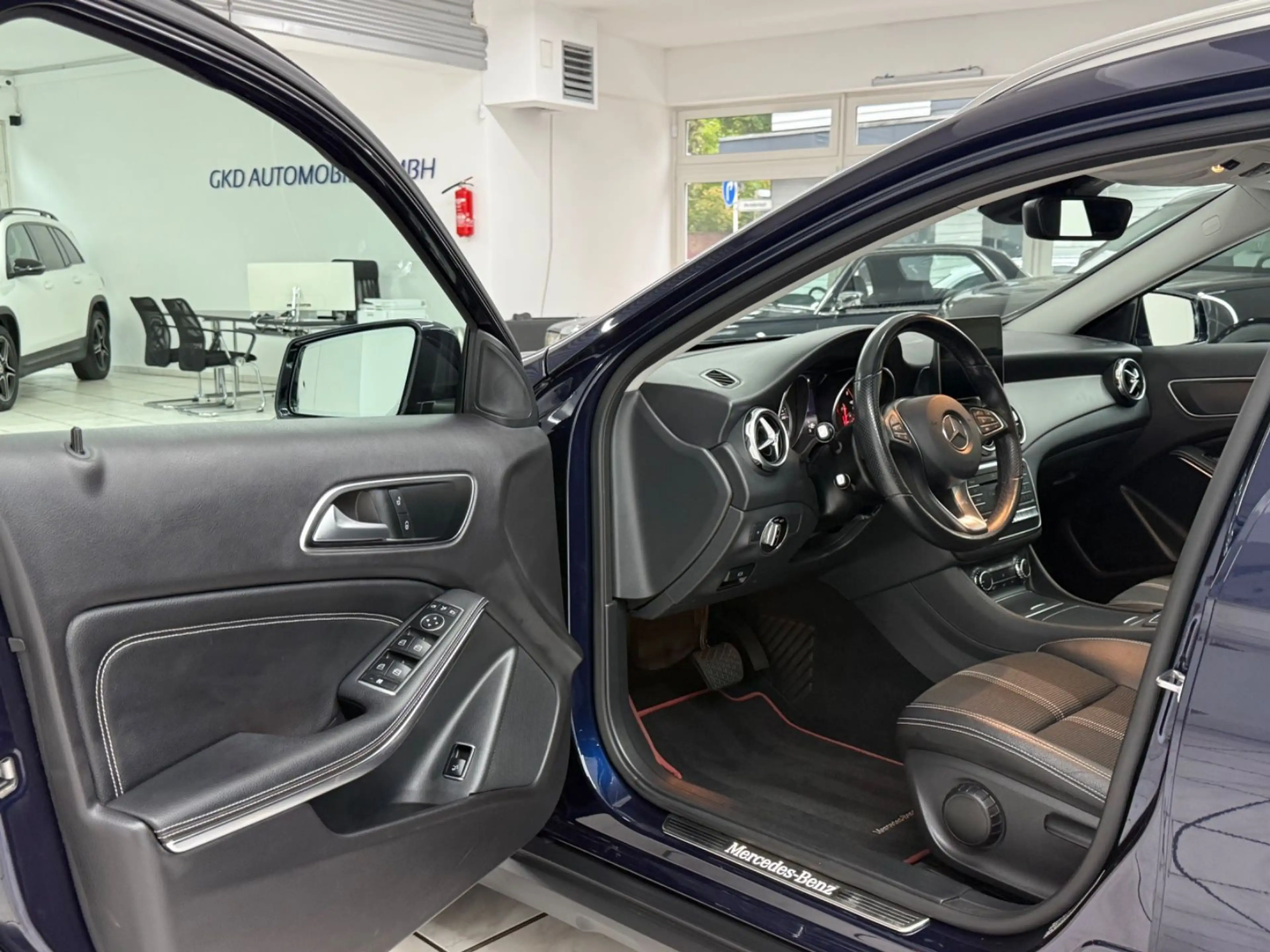 Mercedes-Benz GLA 220 d 4MATIC Urban*Pano*Navi*SHZ*AHK*Kamera* — photo 5