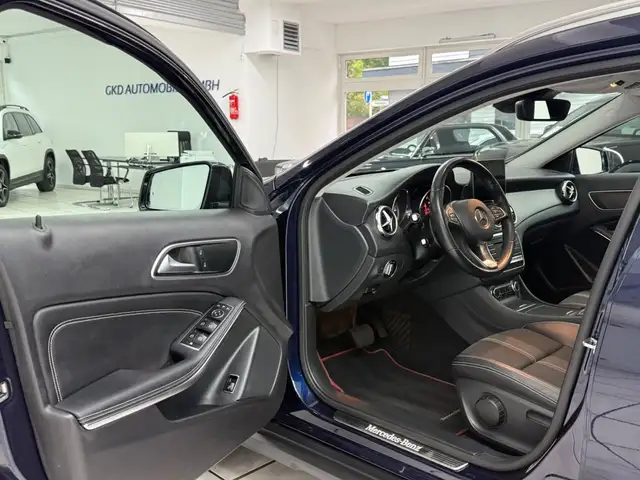 Mercedes-Benz 220 view 5