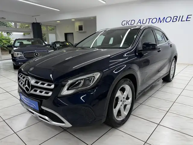 Mercedes-Benz 220 view 6