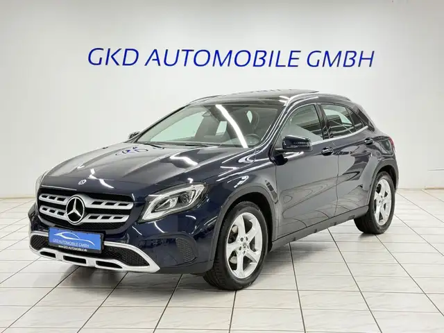 Mercedes-Benz 220 main image