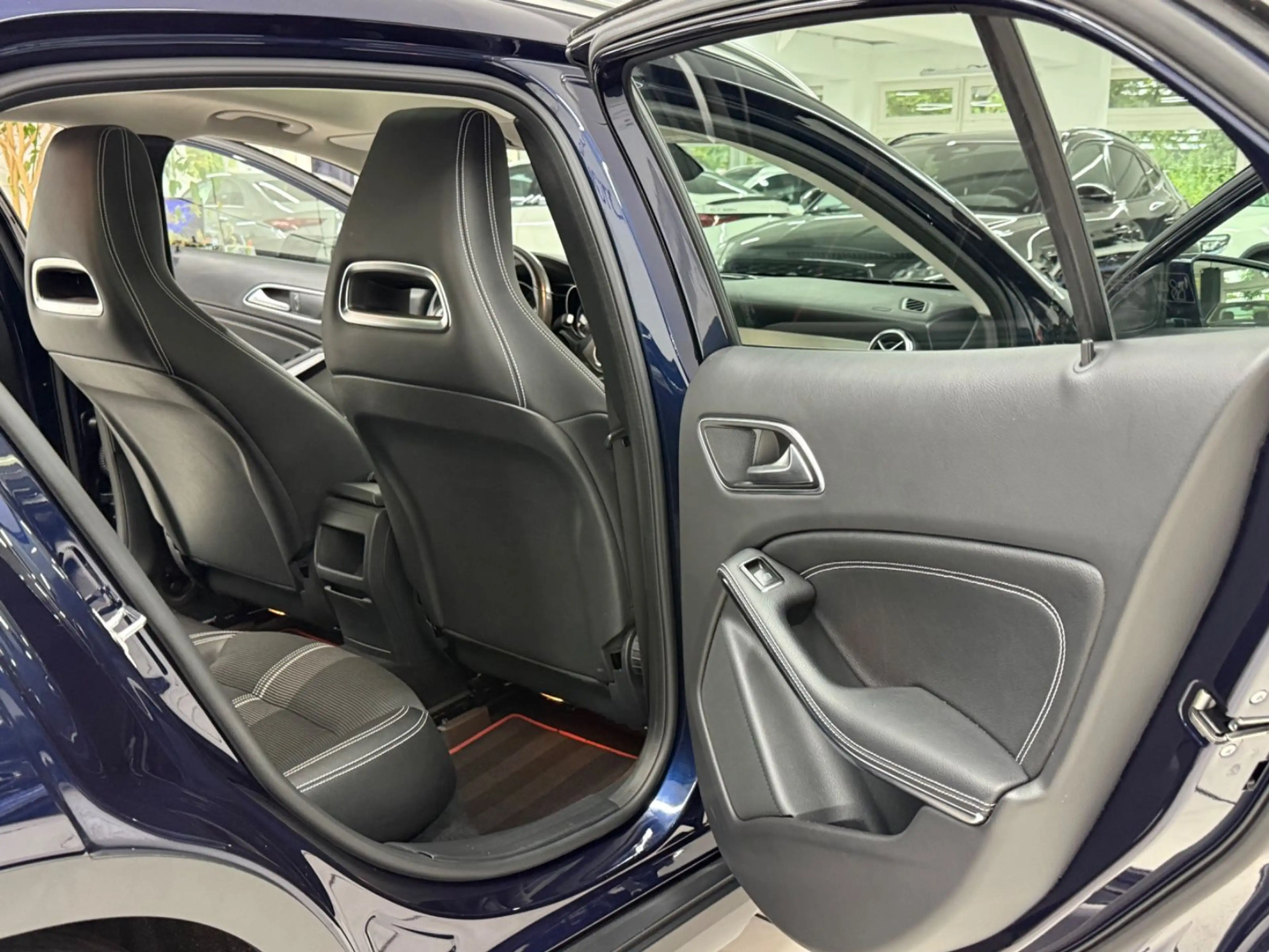 Mercedes-Benz GLA 220 d 4MATIC Urban*Pano*Navi*SHZ*AHK*Kamera* — photo 9