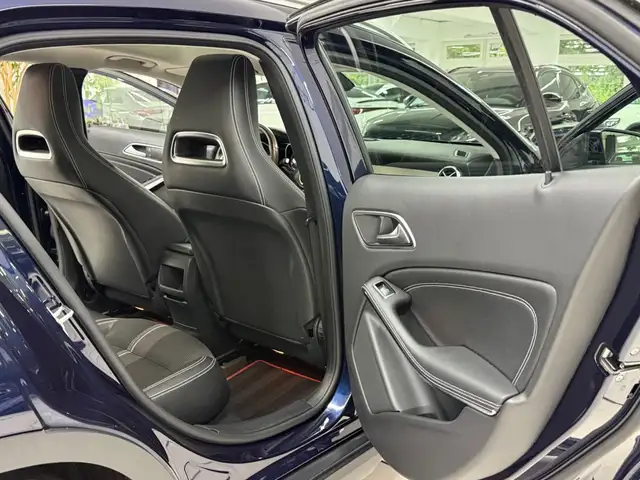 Mercedes-Benz 220 view 9